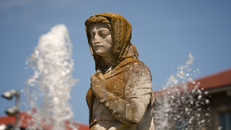 Pioneer Woman Statue